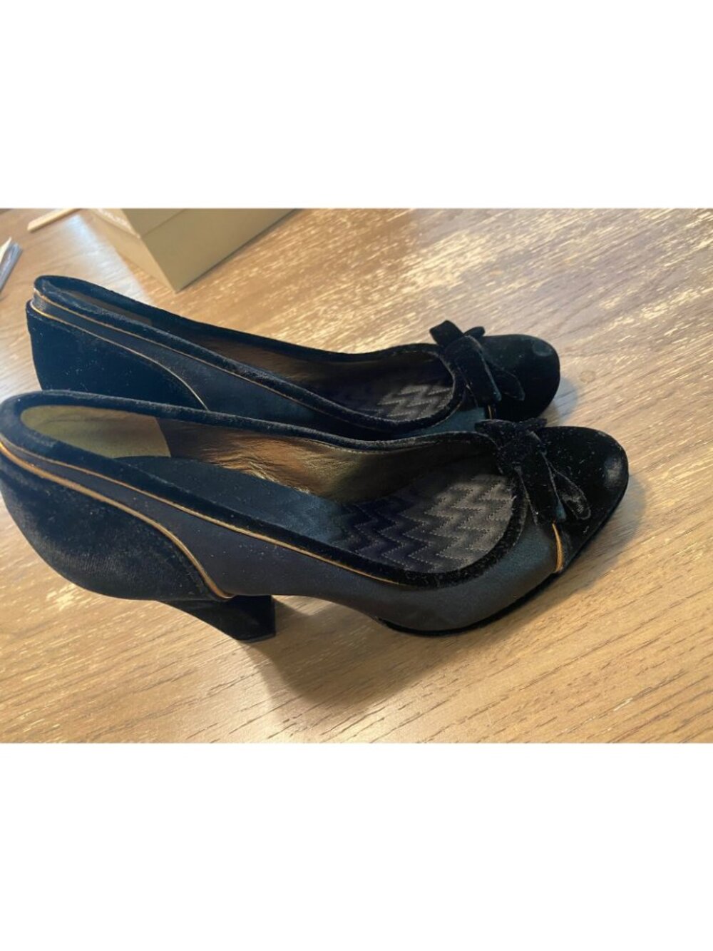 VTG BCBG Maxazria Ma-Himma Black Velvet Satin Gold Heels Bow Close Toe Sz 9 EUC